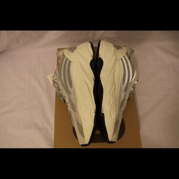 Yeezy 700 statics - Picture 4 of 7